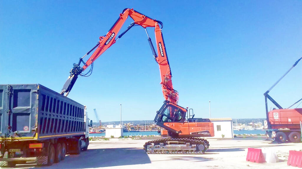 Demoliční rypadlo Doosan DX235 DM
