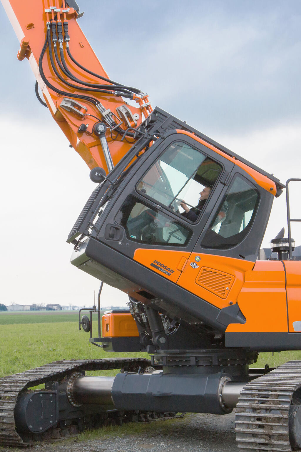 Detail kabiny stroje Doosan DX235DM