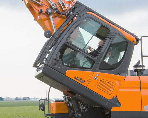 Detail kabiny stroje Doosan DX235DM