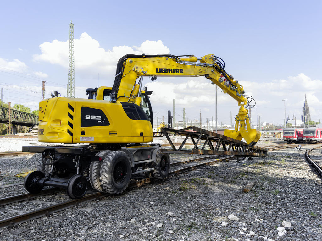 Dvoucestné rypadlo Liebherr A 922 Rail plně schváleno pro provoz na drahách