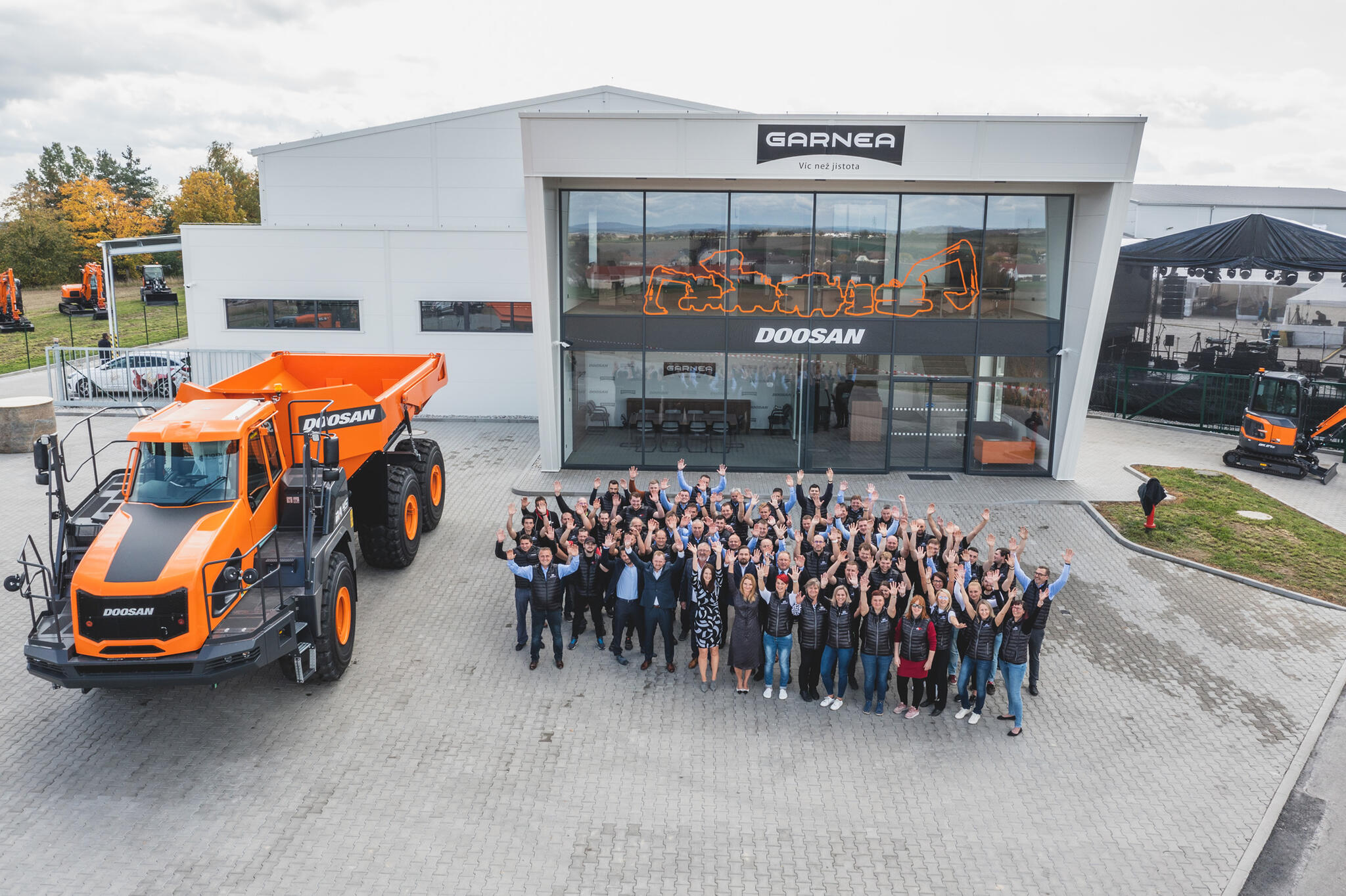 GARNEA slaví 30 let od založení  a otevírá novou Doosan halu