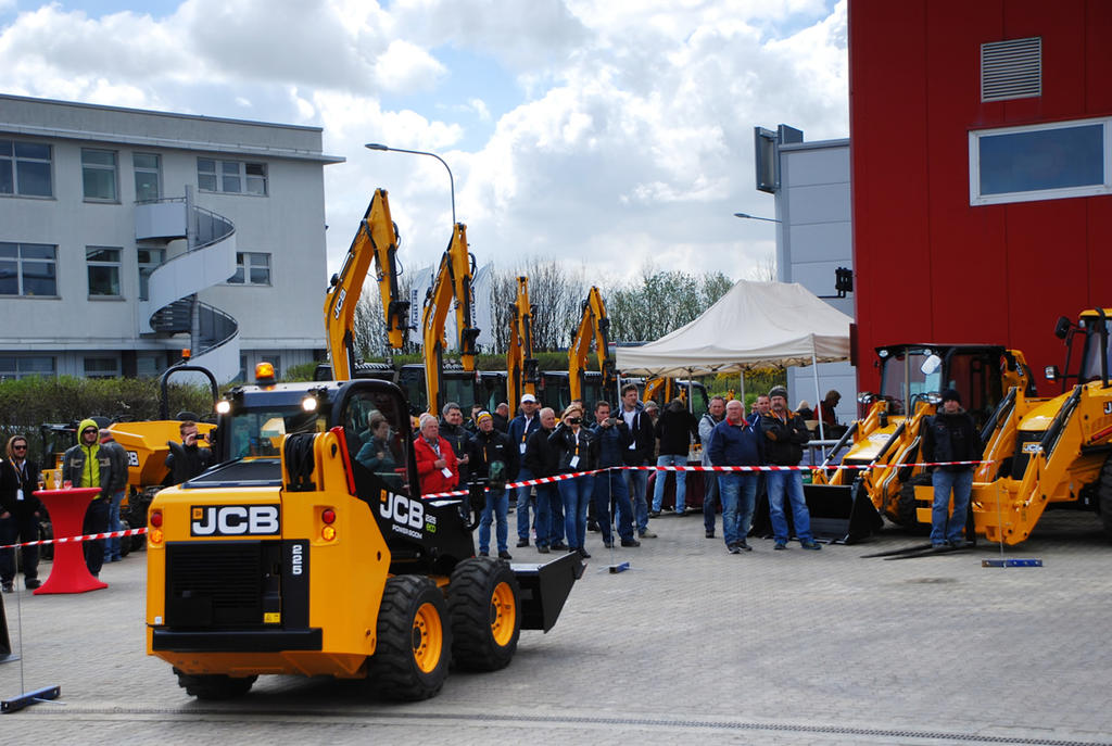 Smykem řízený nakladač JCB 225
