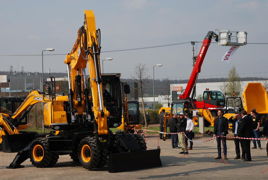Zájemci se obdivují novým strojům JCB