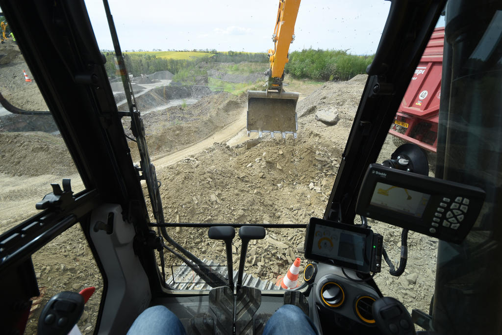 Pohled z kabiny pásového rypadla JCB 220X SLC