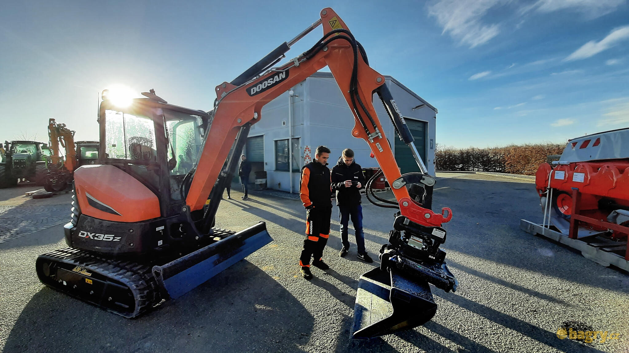 Servisní technik Jiří Kokeš s produkt manažerem Vítem Brůžkem