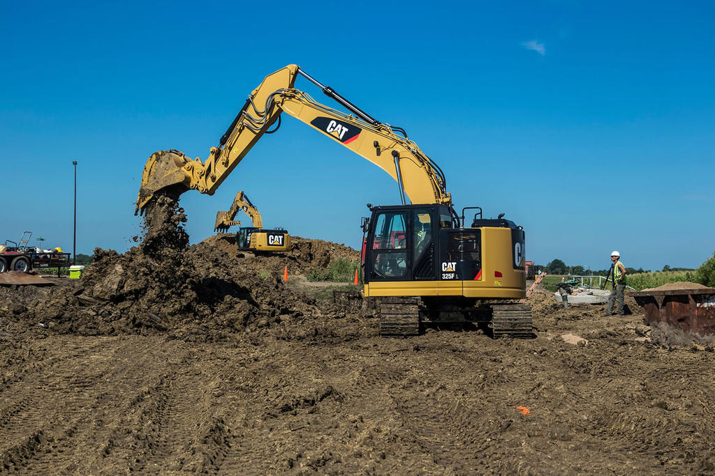 Kompaktní rypadlo Cat 325F kombinuje sílu s úsporou paliva
