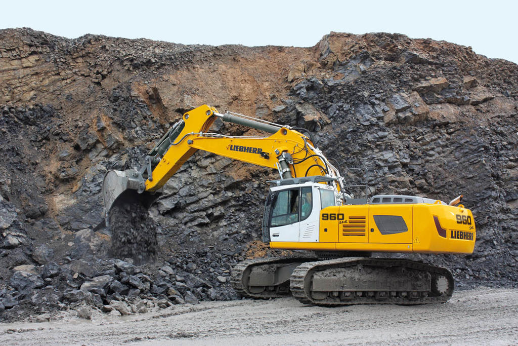 Liebherr na veletrhu Bauma 2013 představil nová pásová rypadla R 976 a R 960 SME