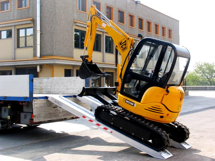 Lipatech: Hliníkové nájezdové rampy pro stavební stroje a další techniku