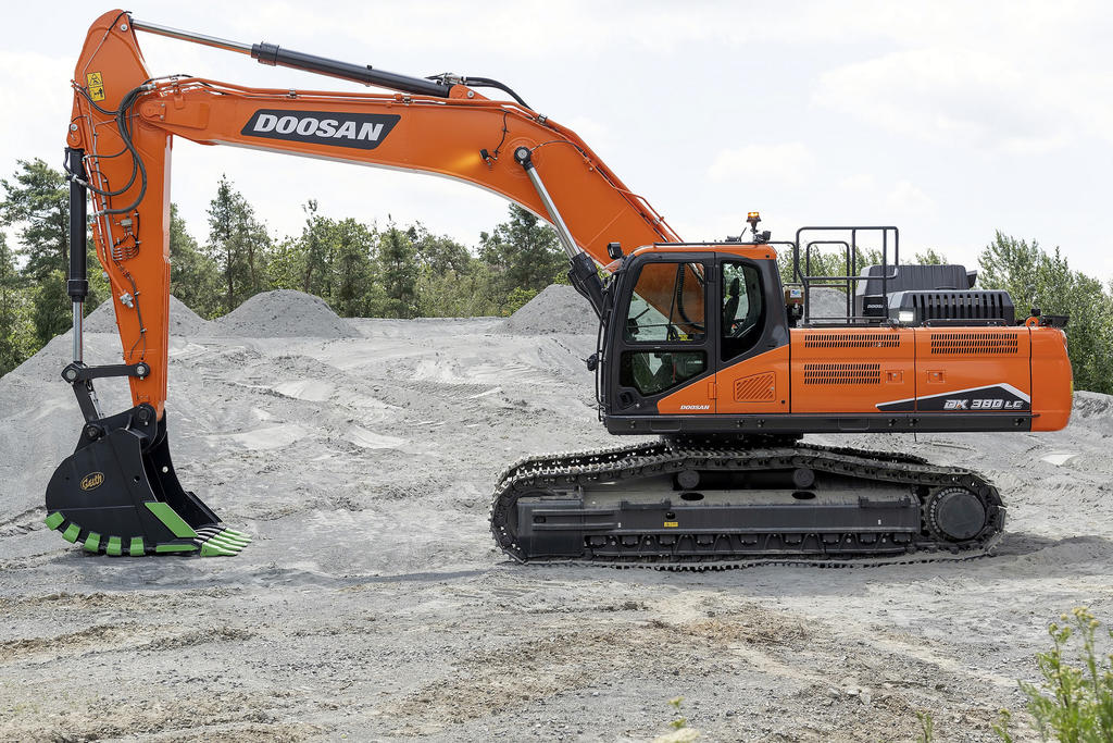 Model DX380LC-7 završuje řadu 30-40tunových rypadel Doosan
