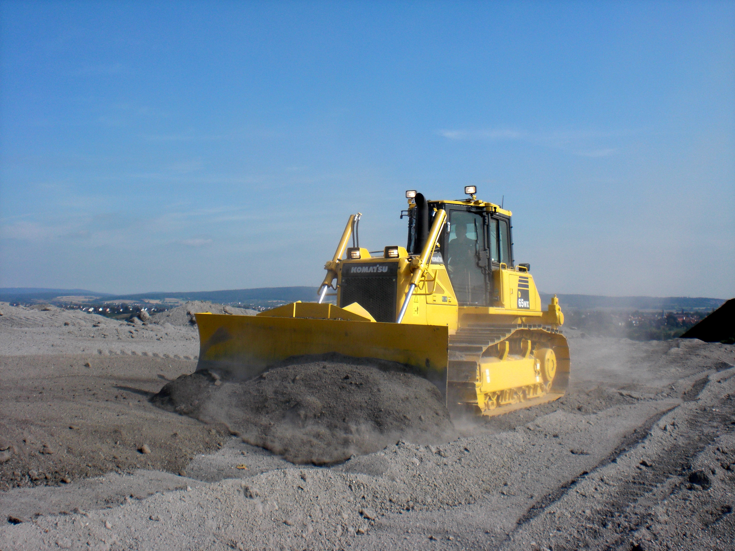 Nové pásové dozery Komatsu D65-16