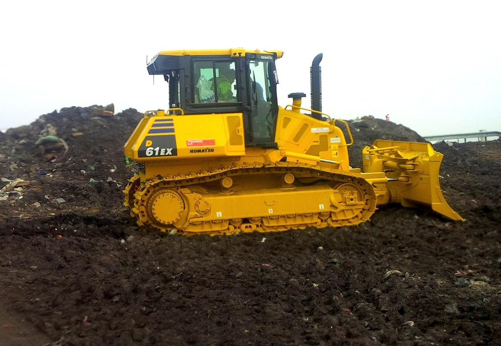 Nový typ dozeru Komatsu pracuje již v České republice - pomáhá na skládkách