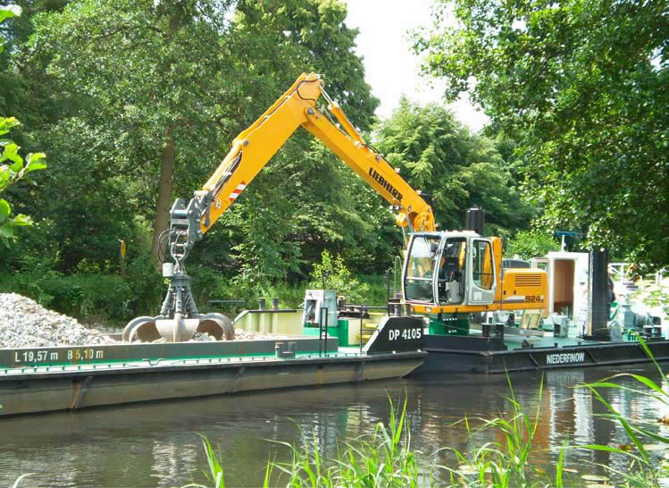 Pontonové rypadlo Liebherr pro výstavbu průplavů a vodních cest v městě Brandenburg