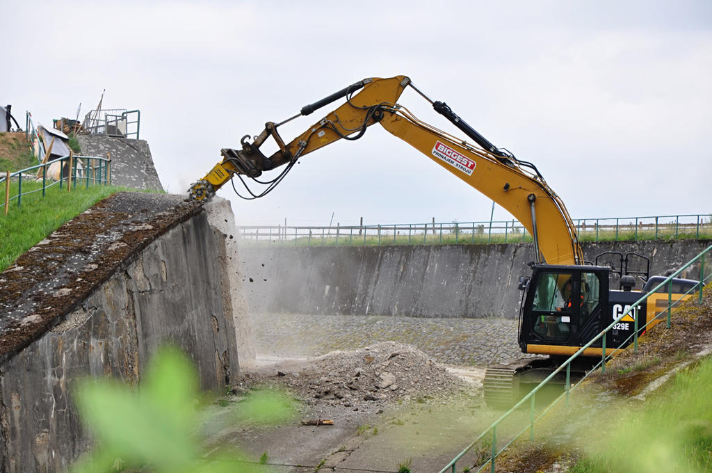 Skalní fréza Atlas Copco DC 1200 z půjčovny Noka AC odfrézovala přehradu Klabava