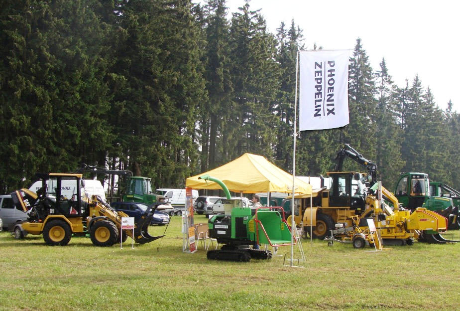 Stroje Caterpillar a půjčovna The Cat Rental Store se do lesa nebojí