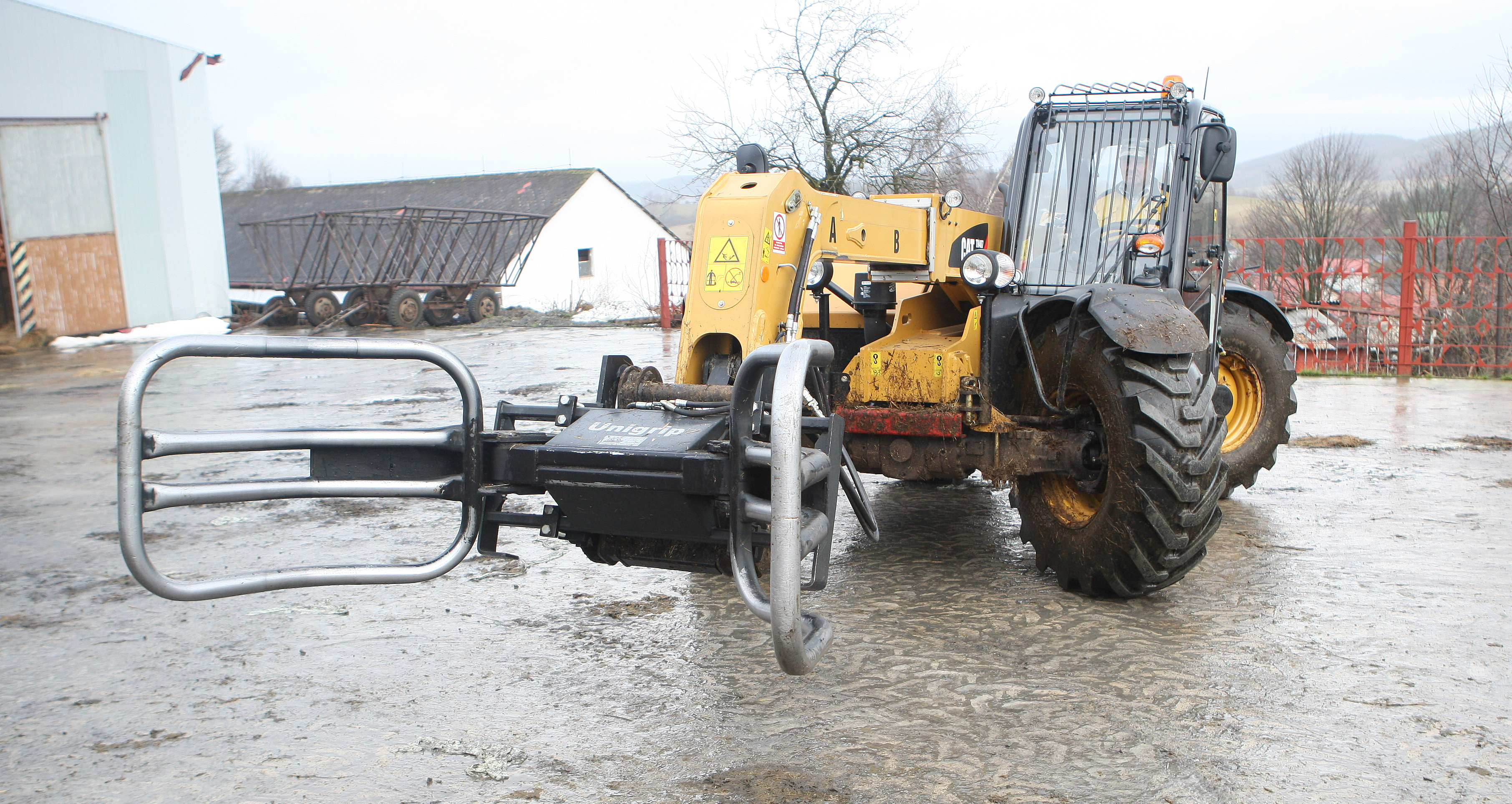 Teleskopický manipulátor Caterpillar TH407 v úpravě „Agro Version“ pracuje na ekofarmě v Hartmanicích