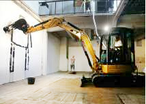 V galerii Karlin Studios maloval bagr Caterpillar