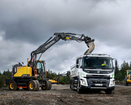 Kolové rypadlo Volvo EWR 150 E a elektrické nákladní vozidlo Volvo FMX 